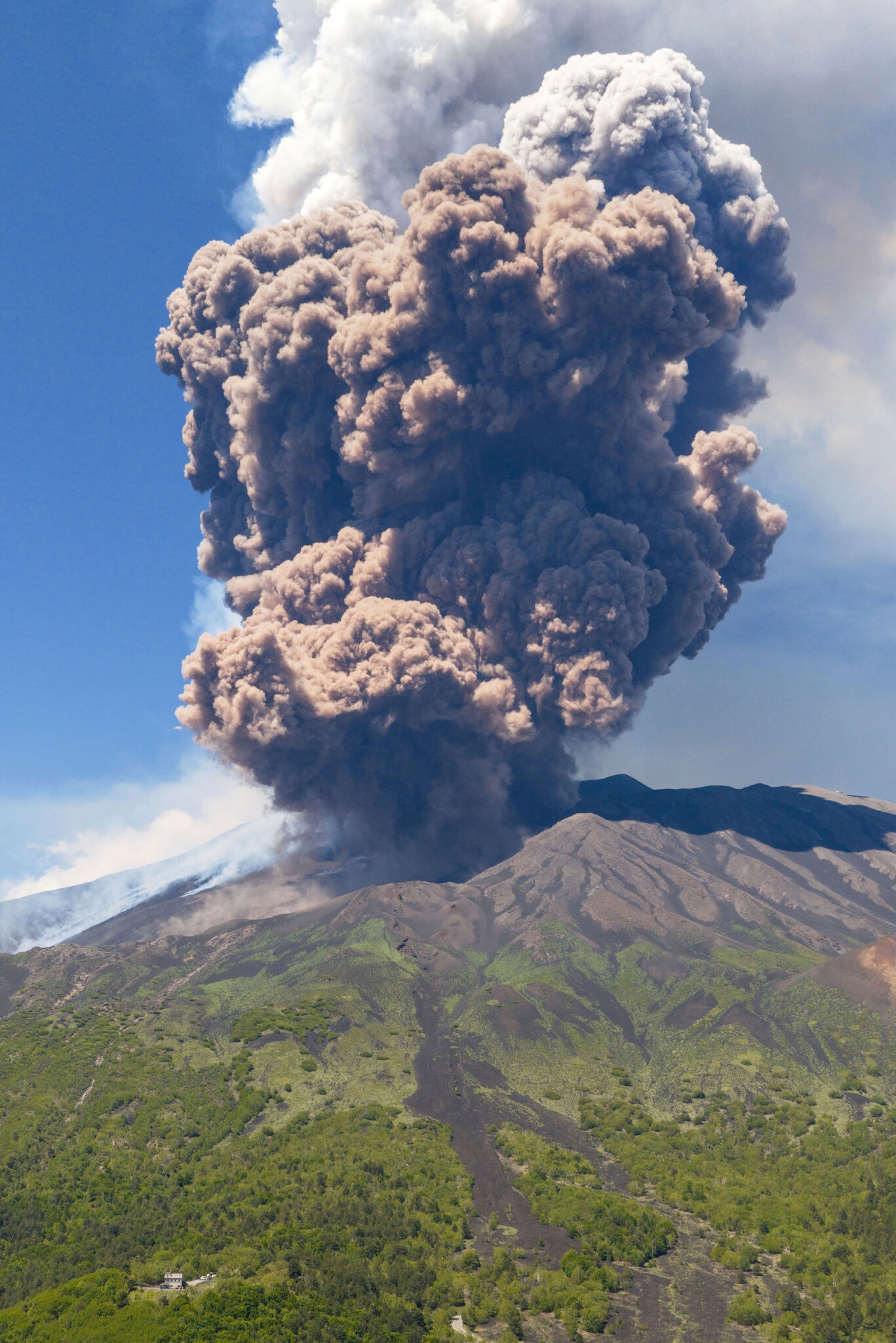 Mount Etna Erupts In Sicily Sending Hikers Scrambling For Cover The New York Times