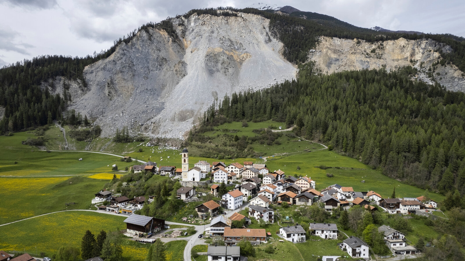 Residents Of Swiss Village Must Evacuate As Rockslide Poses Threat The New York Times