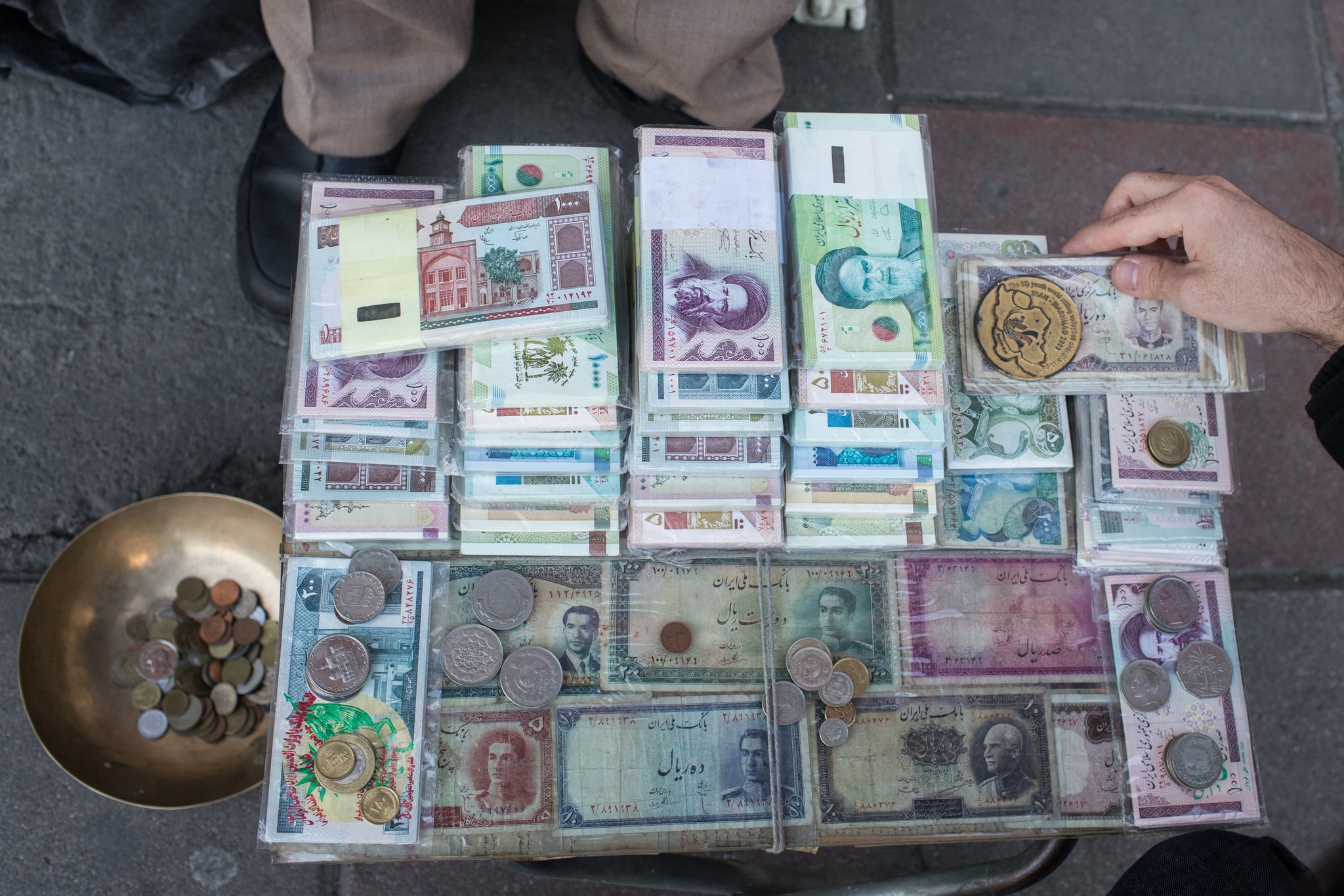 With Inflation Ravaging Currency Iran Is Changing Names And Numbers The New York Times